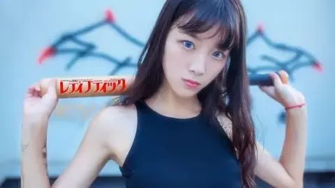 大桥玻璃墙撞鸟